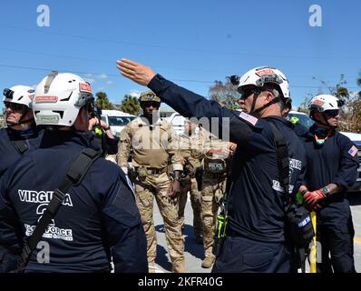 Das Special Response Team (SRT) der CBP unterstützt die städtische Such- und Rettungsmission der FEMA in der Region Fort Myers, nachdem der US-Bundesstaat Ian das Gebiet verwüstet hatte. Foto von Rob Brisley Stockfoto