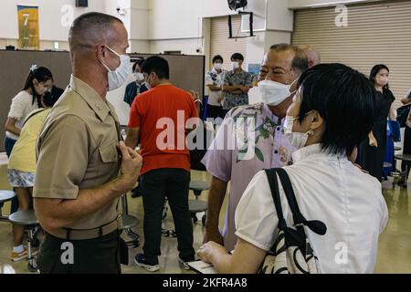 Der Generalmajor des US-Marine Corps Stephen E. Liszewski, Kommandeur der Marine Corps Installationen Pacific, spricht mit Masanori Matsugawa, dem Bürgermeister von Ginowan, Okinawa, während des Jugendaustauschprogramms 2022 in der Camp Lester Mittelschule in Camp Lester, Okinawa, Japan, 2. Oktober 2022. Das Programm wurde vom Außenministerium und dem Verteidigungsministerium organisiert, das es Teilnehmern aus Japan und den USA ermöglichte, gesunde Kommunikationsfähigkeiten zu üben und an Aktivitäten teilzunehmen, um mehr über die Kulturen der anderen zu erfahren. Liszewski und Matsugawa haben die Studie überprüft Stockfoto