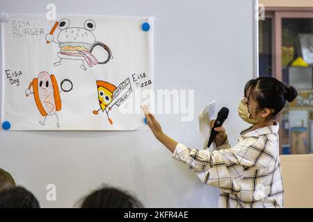 Ein Student präsentiert das Maskottchen seiner Gruppe während des Jugendaustauschprogramms 2022 in der Camp Lester Mittelschule auf Camp Lester, Okinawa, Japan, 2. Oktober 2022. Das Programm wurde vom Außenministerium und dem Verteidigungsministerium organisiert, das es Teilnehmern aus Japan und den USA ermöglichte, gesunde Kommunikationsfähigkeiten zu üben und an Aktivitäten teilzunehmen, um mehr über die Kulturen der anderen zu erfahren. Die Studenten schufen kulturell verbundene Maskottchen, erhielten Auszeichnungen und etablierten langjährige Freundschaften. Stockfoto