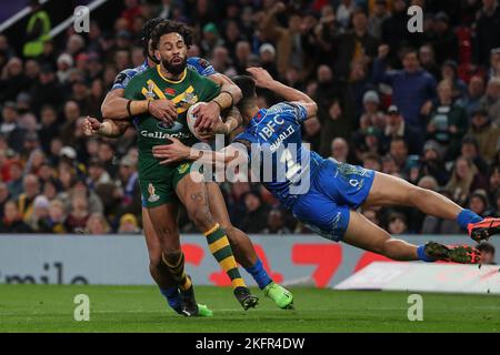 Manchester, Großbritannien. 19.. November 2022. *** Josh Addo-Carr wird von Jospeh Suaali'i aus Samoa während des Rugby League World Cup 2021 Final Matches zwischen Australien RL und Samoa RL in Old Trafford, Manchester, England am 19. November 2022 angegangen. Foto von Simon Hall. Nur zur redaktionellen Verwendung, Lizenz für kommerzielle Nutzung erforderlich. Keine Verwendung bei Wetten, Spielen oder Veröffentlichungen einzelner Clubs/Vereine/Spieler. Kredit: UK Sports Pics Ltd/Alamy Live Nachrichten Stockfoto