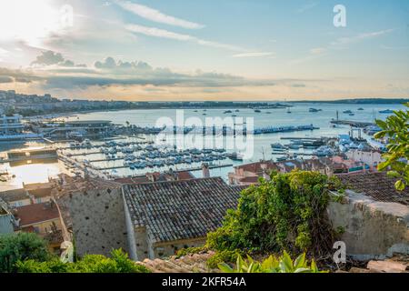 Wunderschöner Morgen - Sonnenuntergang mit der Bucht von Cannes, Yachten und Croisette, Palais (wo das Filmfestival von Cannes stattfindet) an der französischen Riviera. Stockfoto