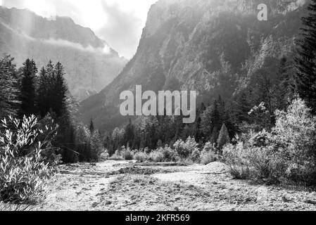 Wandern durch das Vrata-Tal im Herbst, Triglav Nationalpark in den Julischen Alpen, Slowenien Stockfoto