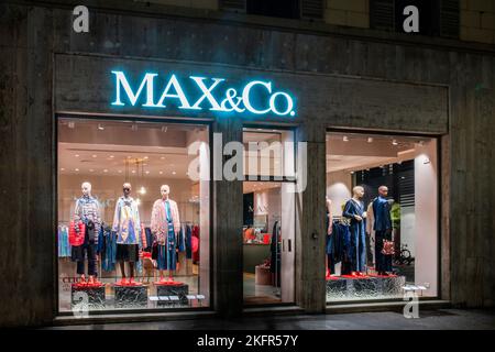 28-12-2019 Parma, Italien. Max&Go in Parma in Night - ein Showcase mit brillanter italienischer Kleidung - Mode bis 2020 mit Covid Stockfoto