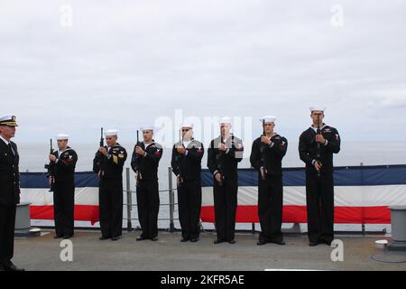 221001-N-GO175-1027 SAN DIEGO OPAREA (OKT 1, 2022) der Ticonderoga-Klasse-Lenkraketen-Kreuzer USS Lake Champlain (CG 57) führt eine Beerdigung bei einer Zeremonie auf See durch. Lake Champlain ist im Pazifischen Ozean tätig und wird in San Diego homebortiert. Stockfoto