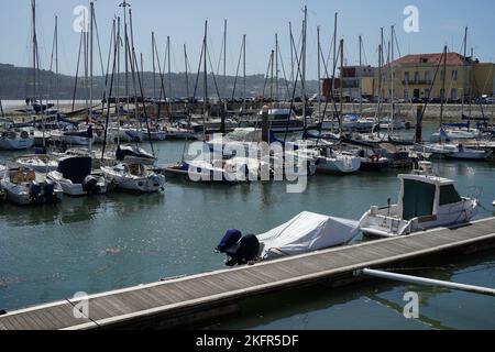 Lissabon, Portugal - September 2022: Freizeitboote, Yachten liegen im Stadtteil Belem, Lissabon Stockfoto