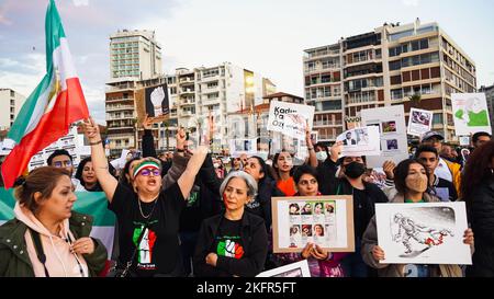 Izmir, Iran, 19/11/2022, Iraner in Izmir, insbesondere Frauen und Frauenorganisationen, protestierten gegen den Tod von Mahsa Amini durch die Moralpolizei im Iran. Der 22-jährige Mahsa Amini wurde an einer U-Bahnstation in Teheran verhaftet und beschuldigt, moralische Gesetze verletzt zu haben. Amini fiel nach der Inhaftierung ins Koma, wurde ins Krankenhaus eingeliefert und starb am 16. September. Als Reaktion auf den Tod von Mahsa Amini hat sich eine Reihe von Protesten im Iran und weltweit immer noch fortgesetzt. Stockfoto