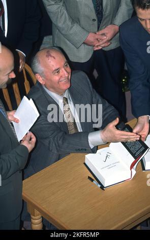 Der ehemalige sowjetische Präsident Michail Gorbatschow, mit seinem markanten Portwein-Fleck auf dem Kopf, lächelt, als er Kopien seiner neuen Autobiographie „Memoirs“ bei Borders Books & Music vom 25. Oktober 1996 in Washington, D.C. unterschreibt Stockfoto