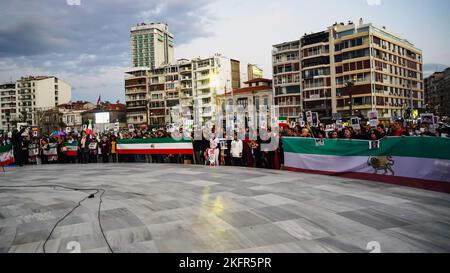 Izmir, Iran, 19/11/2022, Iraner in Izmir, insbesondere Frauen und Frauenorganisationen, protestierten gegen den Tod von Mahsa Amini durch die Moralpolizei im Iran. Der 22-jährige Mahsa Amini wurde an einer U-Bahnstation in Teheran verhaftet und beschuldigt, moralische Gesetze verletzt zu haben. Amini fiel nach der Inhaftierung ins Koma, wurde ins Krankenhaus eingeliefert und starb am 16. September. Als Reaktion auf den Tod von Mahsa Amini hat sich eine Reihe von Protesten im Iran und weltweit immer noch fortgesetzt. Stockfoto