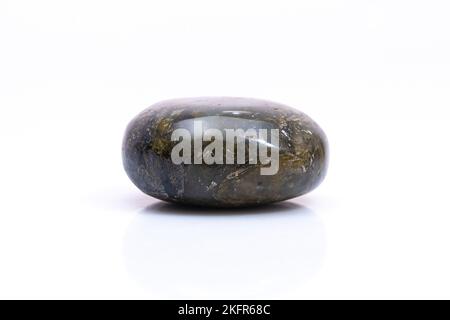 Natürliches Edelsteinlabradorit auf weißem Hintergrund isoliert. Dunkelgraues Labradorit mit schillerndem Schein innen auf weißem Hintergrund Stockfoto