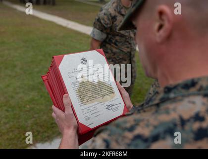 U.S. Marine Corps Sgt. Maj. James Horr, Hauptfeldwebel der Marine Expeditionary Unit 26., liest während einer Zeremonie auf dem Basislager des Marine Corps Lejeune, North Carolina, am 3. Oktober 2022 einen Beförderungsbefehl vor. Beförderungszeremonien sind ein bedeutender Erfolg in der Karriere eines Dienstmitglieds und ein Beweis für ihr Engagement, ihre Beherrschung von Pflichten und Fähigkeiten sowie ihre Führungsfähigkeiten. Stockfoto