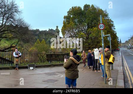 Edinburgh, Schottland, Großbritannien 19.. November 2022. Wetter in Großbritannien: Das Zentrum der Stadt unter den Mauern des Burgpfeifers sah nach der gestrigen Sintflut gutes Wetter. Credit Gerard Ferry/Alamy Live News Stockfoto