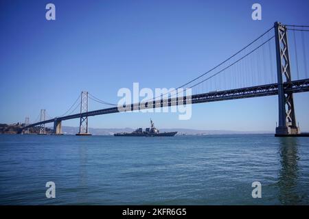 SAN FRANCISCO (Okt 3, 2022) – USS Fitzgerald (DDG 62) der Arleigh Burke-Klasse fährt unter der Oakland Bay Bridge zur Vorbereitung der San Francisco Fleet Week (SFFW 2022), 3. Oktober 2022. Die SFFW ist eine Gelegenheit für die amerikanische Öffentlichkeit, ihre Teams der Marine, des Marine Corps und der Küstenwache zu treffen und Amerikas Seedienste zu erleben. Während der Fleet Week nehmen Servicemitglieder an verschiedenen Community-Service-Veranstaltungen Teil, präsentieren der Gemeinde Fähigkeiten und Ausrüstung und genießen die Gastfreundschaft der Stadt und ihrer Umgebung. Stockfoto