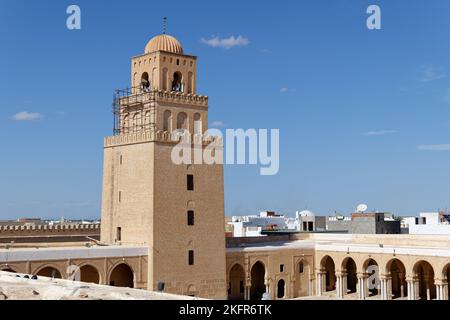 Blick auf die große Moschee von Kairouan. Die große Moschee ist ein architektonisches Meisterwerk, das als Vorbild für mehrere andere Maghreban-Moscheen diente. Stockfoto