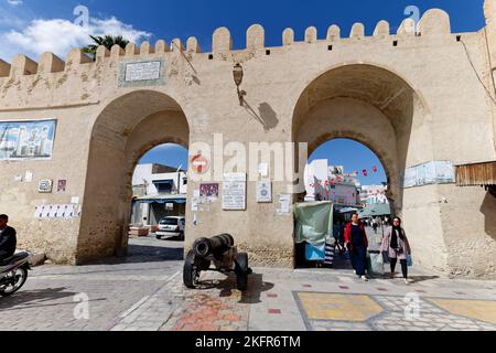 Stadt Medina von Kairouan. Kairouan ist ein einzigartiges Zeugnis der ersten Jahrhunderte dieser Zivilisation und ihrer architektonischen und städtischen Entwicklung. Stockfoto