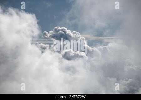 Über den Wolken ein ruhiger und entspannender Moment. Blauer Himmel. Hintergründe und Texturen. Abstrakte Atmosphäre. Himmel und Wolkenlandschaft. Stockfoto