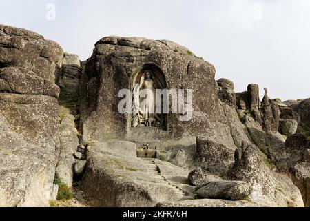 Blick auf die Muttergottes vom guten Stern oder Nossa Senhora da Boa Estrela, ein kleines Heiligtum, das in den Berg in Serra da Estrela, Portugal, gehauen wurde. Stockfoto
