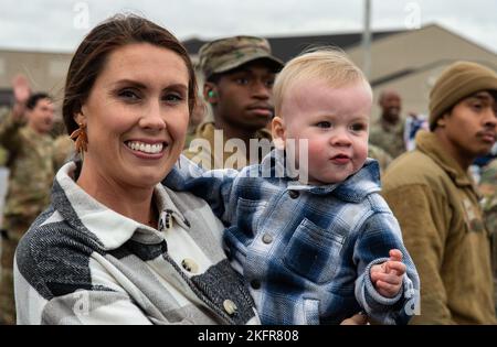 Amanda und Beau Bertelson, Ehefrau und Sohn von Capt. Ben Bertelson, 3. Airlift Squadron C-17 Globemaster III Pilot, warten auf ihn, um auf der Dover Air Force Base, Delaware, am 3. Oktober 2022 abzufliegen. Mitglieder der 3. AS, der 436. Mission Generation Group und des 436. Security Forces Squadron wurden nach einem Einsatz auf der Al Udeid Air Base, Katar, von Angehörigen, Mitgeschwadern und Team Dover-Mitgliedern begrüßt. Stockfoto