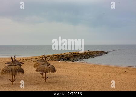 Sonnenschirme am Strand in Chipiona Stockfoto