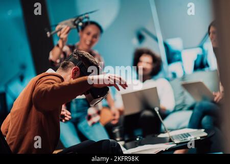 Geschäftsleute mit einer Behinderung arbeiten im modernen Open Space Coworking Office auf Teambesprechung mit Virtual-Reality-Brille. Stockfoto