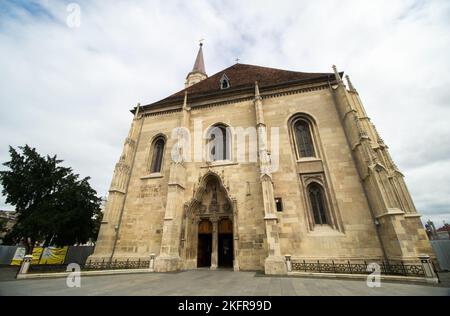 Cluj-Napoca, Rumänien - 17. September 2022: Römisch-katholische Kirche St. Michael, 1349-1480, auf dem Union Square, im Zentrum von Cluj-Napoca. Stockfoto