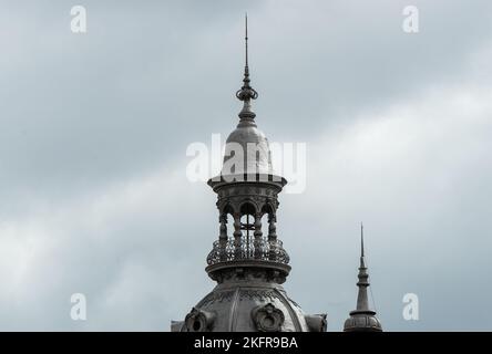 Cluj-Napoca, Rumänien - 17. September 2022: Der Turm des New York Hotels, auf dem Union Square, im Zentrum von Cluj-Napoca. Stockfoto