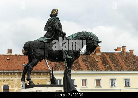 Cluj-Napoca, Rumänien - 17. September 2022: Matthias Corvinus Monument, Werk der Künstler Janos Fadrusz und Lajos Pakey, 1902 in Union Sq Stockfoto