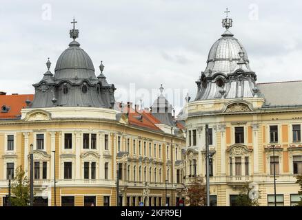 Cluj-Napoca, Rumänien - 17. September 2022: Die Paläste des römisch-katholischen Status, auf dem Union Square, im Zentrum von Cluj-Napoca. Stockfoto