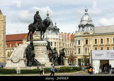 Cluj-Napoca, Rumänien - 17. September 2022: Matthias Corvinus Monument, Werk der Künstler Janos Fadrusz und Lajos Pakey, 1902 in Union Sq Stockfoto