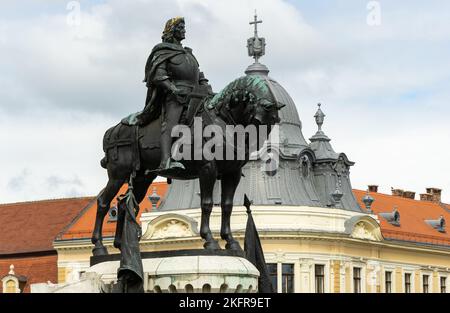 Cluj-Napoca, Rumänien - 17. September 2022: Matthias Corvinus Monument, Werk der Künstler Janos Fadrusz und Lajos Pakey, 1902 in Union Sq Stockfoto