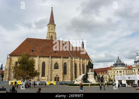 Cluj-Napoca, Rumänien - 17. September 2022: Römisch-katholische Kirche St. Michael, 1349-1480, auf dem Union Square, im Zentrum von Cluj-Napoca. Stockfoto