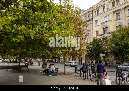 Cluj-Napoca, Rumänien - 17. September 2022: Gebäude mit wunderschöner Architektur am Union Square, im Zentrum von Cluj-Napoca. Stockfoto