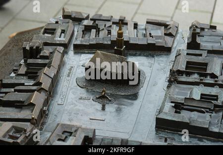 Cluj-Napoca, Rumänien - 17. September 2022: Das Bronzemodell des zentralen Bereichs von Cluj-Napoca, auf dem Union Square. Stockfoto