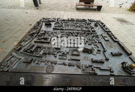 Cluj-Napoca, Rumänien - 17. September 2022: Das Bronzemodell des zentralen Bereichs von Cluj-Napoca, auf dem Union Square. Stockfoto