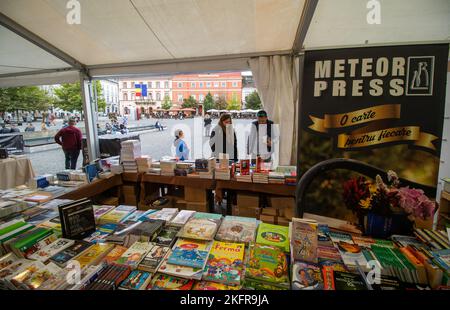 Cluj-Napoca, Rumänien - 17. September 2022: Buchstände beim Transylvanien International Book Festival am Union Square, im Zentrum von Cluj-Napoca. Stockfoto