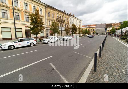 Cluj-Napoca, Rumänien - 17. September 2022: Gebäude mit wunderschöner Architektur am Union Square, im Zentrum von Cluj-Napoca. Stockfoto