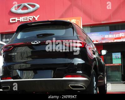 YICHANG, CHINA - 19. NOVEMBER 2022 - Chery-Autos werden in Yichang, Provinz Hubei, China, am 19. November 2022 ausgestellt. Die Chery Group verkaufte 132.828 Neuwagen in OC Stockfoto