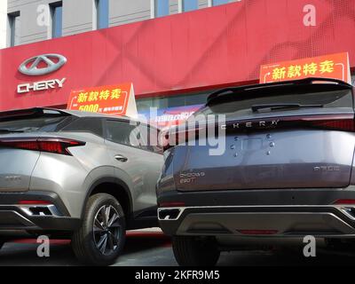 YICHANG, CHINA - 19. NOVEMBER 2022 - Chery-Autos werden in Yichang, Provinz Hubei, China, am 19. November 2022 ausgestellt. Die Chery Group verkaufte 132.828 Neuwagen in OC Stockfoto