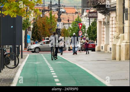 Cluj-Napoca, Rumänien - 17. September 2022: Fahrradfahrer auf dem Fahrradweg am Union Square, im Zentrum von Cluj-Napoca. Stockfoto