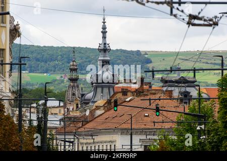 Cluj-Napoca, Rumänien - 17. September 2022: Die wunderschön verzierten Dächer einiger historischer Gebäude in Cluj-Napoca. Stockfoto