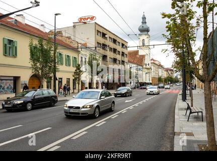 Cluj-Napoca, Rumänien - 17. September 2022: Sora Shopping Center am 21. Dezember Boulevard. Dieses Bild ist nur für redaktionelle Zwecke gedacht. Stockfoto