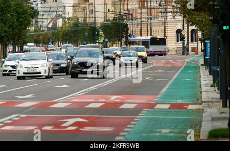 Cluj-Napoca, Rumänien - 17. September 2022: Autos im Verkehr am 21. Dezember Boulevard. Dieses Bild ist nur für redaktionelle Zwecke gedacht. Stockfoto