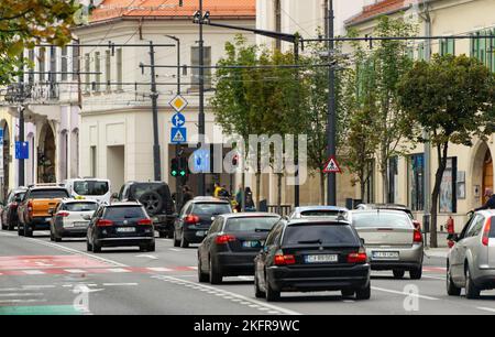 Cluj-Napoca, Rumänien - 17. September 2022: Autos im Verkehr am 21. Dezember Boulevard. Dieses Bild ist nur für redaktionelle Zwecke gedacht. Stockfoto