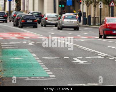 Cluj-Napoca, Rumänien - 17. September 2022: Autos im Verkehr am 21. Dezember Boulevard. Dieses Bild ist nur für redaktionelle Zwecke gedacht. Stockfoto