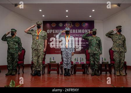 Philippinische Marine Corps Brig. General Raul Caldez, US Navy Rear ADM. Derek Trinque, Philippine Navy, Hintere Adm. Caesar Valencia, Philippine Marine Corps Maj. General Charlton Gaerlan und US Marine Corps Col. Darryl Ayers grüßen während der Eröffnungszeremonie der KAMANDAG 6 in Fort Bonifacio, Philippinen, 3. Oktober 2022. KAMANDAG ist eine jährliche bilaterale Übung zwischen den Streitkräften der Philippinen und dem US-Militär, die darauf ausgerichtet ist, Interoperabilität, Fähigkeiten, Vertrauen und Zusammenarbeit zu stärken, die über Jahrzehnte gemeinsamer Erfahrungen aufgebaut wurde. Stockfoto