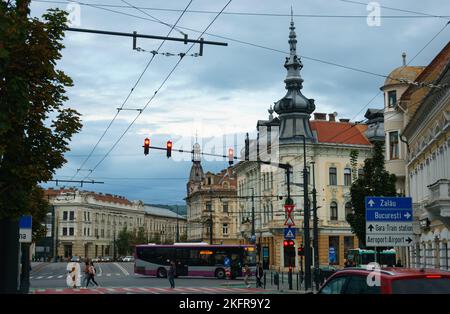 Cluj-Napoca, Rumänien - 17. September 2022: Gebäude mit wunderschöner Architektur in der King Ferdinand Street. Dieses Bild ist nur für redaktionelle Zwecke gedacht. Stockfoto