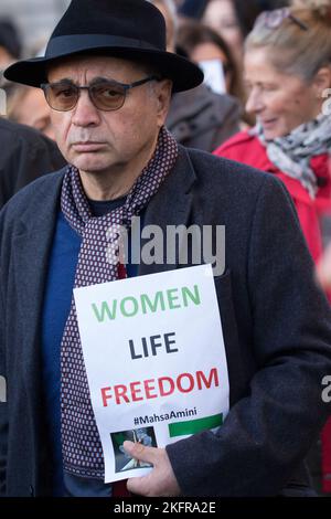 Westminster, London, Großbritannien. 19.. November 2022. Die Iraner protestieren in London nach dem Tod des 22-jährigen Mahsa Amini im Iran, der verhaftet wurde, nachdem sie angeblich gegen die strengen Moralgesetze des Landes verstoßen hatte. Diese Proteste forderten die Regierungen der Welt auf, härtere Sanktionen gegen das Regime im Iran zu verhängen, das von dem Obersten Führer Ayatollah Ali Chamenei angeführt wird. Die Protestteilnehmer unterstützen diejenigen in Iran, die den Sturz der Ayatollah und die brutalen Moralbehörden in der Islamischen Republik Iran fordern. Stockfoto