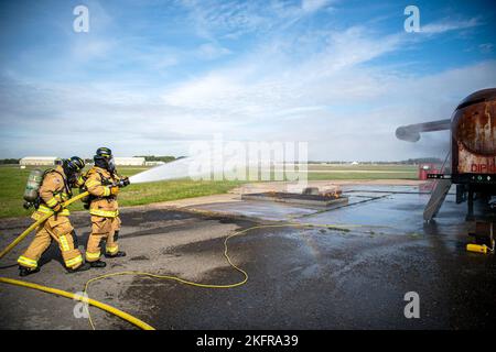 Feuerwehrleute der 422D Fire Emergency Services löschen während einer Live-Feuerübung bei RAF Fairford, England, am 3. Oktober 2022 einen Flugzeugbrand. Feuerwehrleute der fes 422D müssen alle zwei Jahre eine Live-Brandschulung absolvieren, um ihre Bereitschaft und ihre Fähigkeit zur ordnungsgemäßen Löschung eines Flugzeugbrands zu testen. Stockfoto