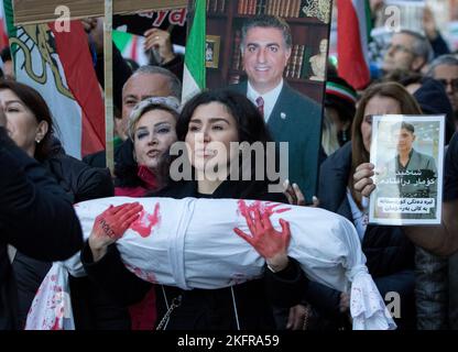 Westminster, London, Großbritannien. 19.. November 2022. Die Iraner protestieren in London nach dem Tod des 22-jährigen Mahsa Amini im Iran, der verhaftet wurde, nachdem sie angeblich gegen die strengen Moralgesetze des Landes verstoßen hatte. Diese Proteste forderten die Regierungen der Welt auf, härtere Sanktionen gegen das Regime im Iran zu verhängen, das von dem Obersten Führer Ayatollah Ali Chamenei angeführt wird. Die Protestteilnehmer unterstützen diejenigen in Iran, die den Sturz der Ayatollah und die brutalen Moralbehörden in der Islamischen Republik Iran fordern. Stockfoto