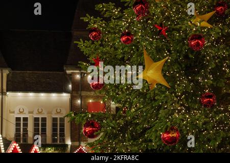 Selektive Fokusansicht des goldenen Dekorationssterns auf dem Weihnachtsmarkt am Weihnachtsbaum, weihnachtsmarkt. Stockfoto