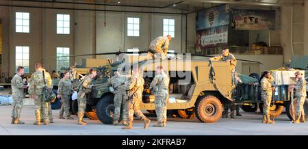 Soldaten der Florida Army National Guard wurden 53. Brigade Support Battalion Rig zugewiesen ein hochmobiles Mehrzweck-Radfahrzeug (HMMWV) mit Gurten während der Notfallmaßnahmen des Hurrikans Ian in Arcadia, Florida 3, Okt. 2022. Diese LKW wurden mit einer Schlinge an die Boeing CH-47 Chinook-Hubschrauber der US-Armee geladen und an die Soldaten an den POD-Standorten auf Pine Island geflogen, die durch die Zerstörung durch den Hurkan Ian isoliert wurden. (Foto der Nationalgarde der Florida Army von Staff Sgt. Cassandra Vieira) Stockfoto